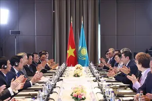 Tổng Bí thư Tô Lâm hội kiến Chủ tịch Hạ viện Kazakhstan, Chủ tịch Đảng Amanat cầm quyền Erlan Koshanov. Ảnh: TTXVN