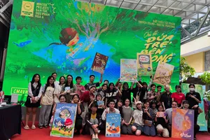 Các nhóm tác giả tham dự buổi trưng bày. Ảnh: HỒNG ÂN