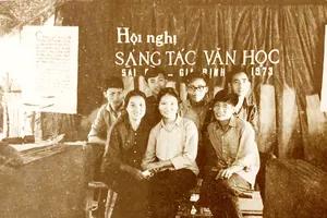 Các đại biểu: Phan An, Nguyễn Khắc Thuần, Phan Xuân Biên, Nguyễn Văn Sơn (hàng trên, từ phải qua); Trần Ấm, Trần Thị Thắng, Hà Phương (hàng dưới, từ phải qua) tại Hội nghị Văn nghệ Sài Gòn - Gia Định năm 1973. Ảnh: Tư liệu từ nhà văn Trần Thị Thắng