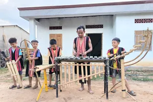 A Ngự dạy thanh thiếu niên trong xã biểu diễn nhạc cụ dân tộc. Ảnh: HP