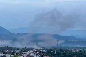 Khói bốc lên sau vụ tấn công bằng pháo kích của Pakistan tại Udhampur, Ấn Độ ngày 10/5/2025. Ảnh: ANI