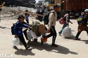 Người dân di dời khỏi Shuja'iyya, khu lân cận thành phố Gaza. Ảnh: THX