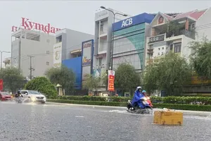 Trận mưa chiều 13-5 làm ngập nhiều tuyến đường nội ô quận Ninh Kiều