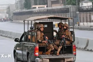 Nhân viên an ninh gác tại tuyến đường dẫn tới căn cứ không quân Nur Khan ở Rawalpindi (Pakistan) ngày 10/5/2025. Ảnh: THX/TTXVN