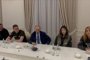 Tổng thống Nga Vladimir Putin họp với các lãnh đạo khu vực Kursk. Ảnh: TASS