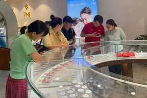 Giá vàng miếng SJC vượt 121 triệu đồng/lượng, chênh lệch với thế giới thu hẹp