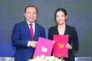 PGS-TS Vũ Hải Quân, Giám đốc ĐHQG TPHCM ký kết hợp tác với đại diện một doanh nghiệp