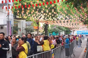 Người dân tới chiêm bái xá lợi Phật tại chùa Quán Sứ, Hà Nội