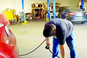 Một cửa hiệu sửa ô tô của người Việt ở bang Texas, Mỹ 