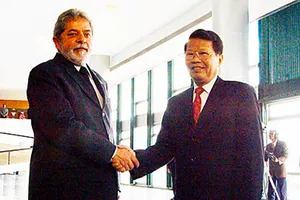Tổng thống Brazil Luis Inacio Lula da Silva đón Chủ tịch nước Trần Đức Lương tại Phủ Tổng thống năm 2004