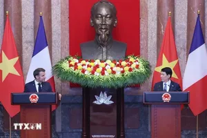 Chủ tịch nước Lương Cường và Tổng thống Pháp Emmanuel Macron tại buổi gặp gỡ báo chí. Ảnh: TTXVN 