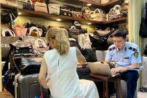 Lực lượng quản lý thị trường kiểm tra hàng hóa nghi giả mạo thương hiệu tại Saigon Square chiều 29-5