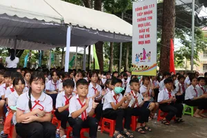 Các em học sinh tham gia buổi lễ