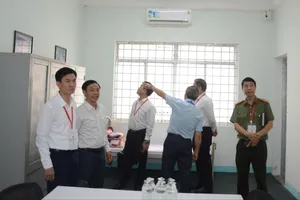 Đoàn đã kiểm tra, khảo sát tại trường THPT chuyên Lê Quý Đôn (quận Sơn Trà). Ảnh: XUÂN QUỲNH