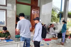 Cơ quan chức năng tỉnh Bình Thuận kiểm tra tại hiện trường xảy ra vụ việc. Ảnh: T.D.