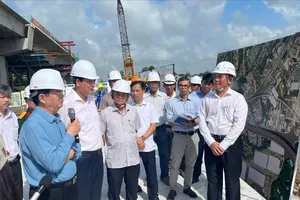 Phó Thủ tướng Mai Văn Chính kiểm tra tiến độ dự án án đường Vành đai 3. Ảnh: QUỐC HÙNG