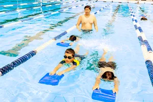 Các em nhỏ học bơi tại Trung tâm Thể thao dưới nước TPHCM. Ảnh: DŨNG PHƯƠNG