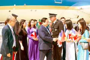 Cán bộ, nhân viên Đại sứ quán Việt Nam đón Thủ tướng Phạm Minh Chính và phu nhân tại sân bay quốc tế Cotê d’Azur Nice, thành phố Nice, Pháp. Ảnh: TTXVN