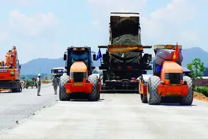 Trải đá cấp phối tại dự án đường cao tốc Quy Nhơn - Chí Thạnh (qua Bình Định và Phú Yên). Ảnh: NGỌC OAI