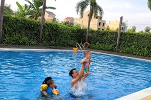 Nuôi con nhỏ vừa là hạnh phúc vừa là sự thử thách cho những gia đình trẻ. Ảnh: THIÊN ÂN