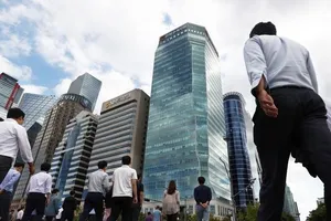 Những người lao động đang đi ăn trưa tại khu tài chính Yeouido của Seoul. Ảnh: Yonhap