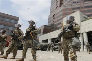 Lực lượng Vệ binh Quốc gia được triển khai tại thành phố Los Angeles, bang California, Mỹ ngày 8/6/2025. Ảnh: THX/TTXVN