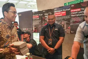 Ông Setiyo Wibowo giới thiệu vật liệu xanh tại sự kiện xã hội hóa nhà ở phát thải thấp ở Bandung hồi tháng 6 vừa qua. Ảnh: TEMPO