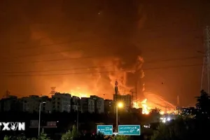 Khói lửa bốc lên từ một cơ sở khai thác dầu ở quận Shahran, Thủ đô Tehran (Iran) sau khi trúng không kích của Israel. Ảnh: Anadolu Agency/TTXVN