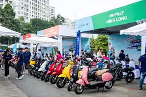 Người dân hào hứng sắm xe máy VinFast trong ngày hội “đổi xăng lấy điện” tại TPHCM