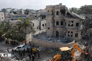 Các tòa nhà bị phá hủy sau cuộc tấn công bằng tên lửa của Iran ở Tamra, Israel, ngày 15-6-2025. Ảnh: THX/TTXVN