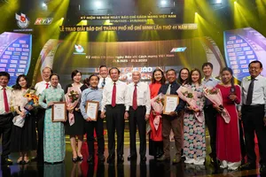 Lãnh đạo TPHCM và lãnh đạo Hội Nhà báo chúc mừng các tác giả Báo SGGP đoạt giải Báo chí TPHCM lần thứ 41 năm 2023