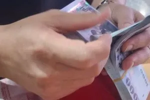 Hành khách người Trung Quốc nhận lại tài sản lúc 0 giờ 30 phút sáng 18-6.