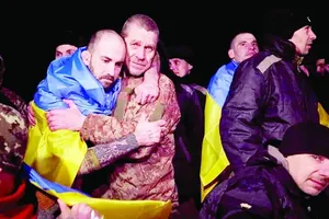 Tù binh Ukraine gặp lại đồng đội trong một cuộc trao đổi với tù binh Nga. Ảnh: GUARDIAN