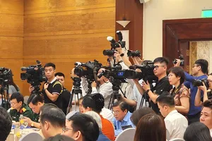 Phóng viên tác nghiệp tại Hội thảo khoa học quốc gia “100 năm báo chí cách mạng Việt Nam đồng hành cùng sự nghiệp cách mạng vẻ vang của Đảng và dân tộc”