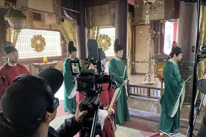 Bên trong một phim trường phim truyền hình ngắn trực tuyến của Trung Quốc. Ảnh: EL PAIS