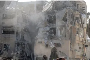 Hậu quả cuộc tấn công bằng tên lửa đạn đạo của Iran vào vùng ngoại ô Holon (Tel Aviv, Israel). Ảnh: Shutter-stock