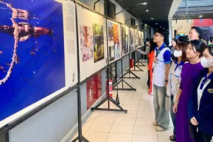 Rất đông sinh viên Trường Đại học Cần Thơ đến tham quan triển lãm