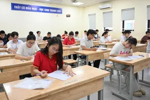 Thí sinh Hà Nội dự thi môn Ngữ Văn sáng 26-6. Ảnh: VIẾT CHUNG