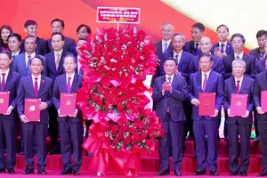 Ủy viên Bộ Chính trị, Thường trực Ban Bí thư Trung ương Đảng Trần Cẩm Tú (hàng đầu, thứ tư, từ phải sang) tặng hoa chúc mừng Ban Chấp hành Đảng bộ thành phố Đà Nẵng. Ảnh: TTXVN