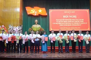 Bí thư Thành ủy Lê Trường Lưu trao các quyết định luân chuyển, điều động, bổ nhiệm cán bộ