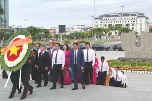 Ông Nguyễn Đức Dũng, Phó Bí thư Thành ủy, Chủ tịch HĐND TP Đà Nẵng dẫn đầu đoàn lãnh đạo tại Đài tưởng niệm TP Đà Nẵng. Ảnh: XUÂN QUỲNH