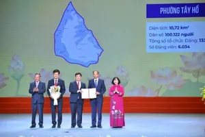 Lãnh đạo Thành ủy Hà Nội trao quyết định cho các Bí thư, Chủ tịch Ủy ban nhân dân xã, phường