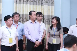 Đoàn công tác của Bộ GD-ĐT kiểm tra tại khu vực chấm thi trắc nghiệm.