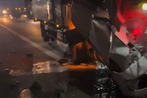 Ô tô con bẹp dúm trong tai nạn liên hoàn trên cao tốc TPHCM – Trung Lương