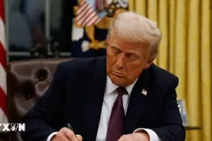 Tổng thống Mỹ Donald Trump ký một sắc lệnh tại Nhà Trắng, Washington D.C. Ảnh: Getty Images/TTXVN