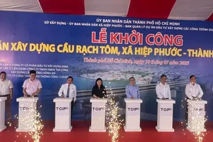 Nghi thức nhấn nút khởi công xây dựng. Ảnh: QUỐC HÙNG