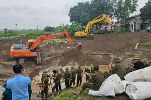 Bắc Ninh sử dụng máy xúc khắc phục sự cố mạch sủi xuất hiện trên đê tả sông Cầu tháng 7-2025