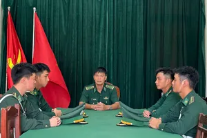 Thượng tá Phan Văn Ánh, Phó Hải đoàn trưởng Hải đoàn Biên phòng 18 động viên cán bộ, chiến sĩ tham gia diễu binh, diễu hành