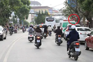 Biển báo cấm ô tô rẽ trái tại nút giao Nguyễn Văn Cừ - Bà Triệu, phường Xuân Hương-Đà Lạt (khoanh tròn) bị che khuất, khiến người điều khiển phương tiện không kịp quan sát thường xuyên bị phạt nguội tại đây. Ảnh: ĐOÀN KIÊN