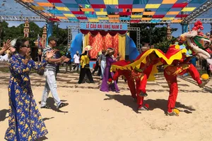 Người dân hòa mình vào không gian lễ hội